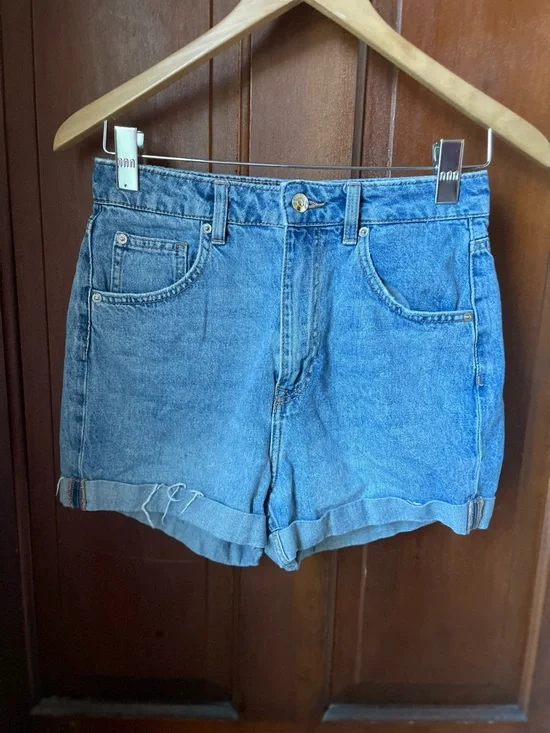 Divided by H&M women's size 4 denim shorts - Picture 2 of 5